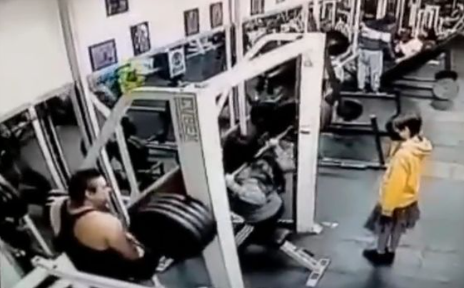Mum crushed to death after attempting to lift 180kg weight in gym (graphic video)