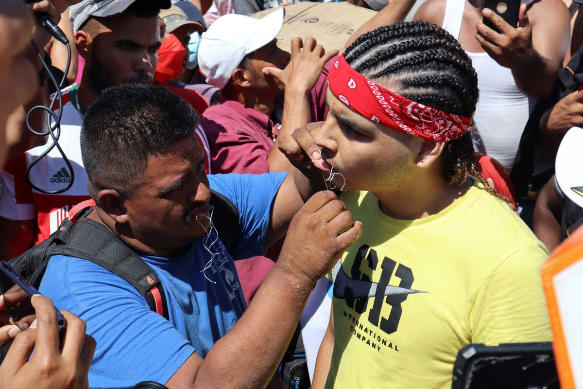 Migrants sew their mouths shut as they begin a hunger strike to demand free transit through Mexico to US border (photos)