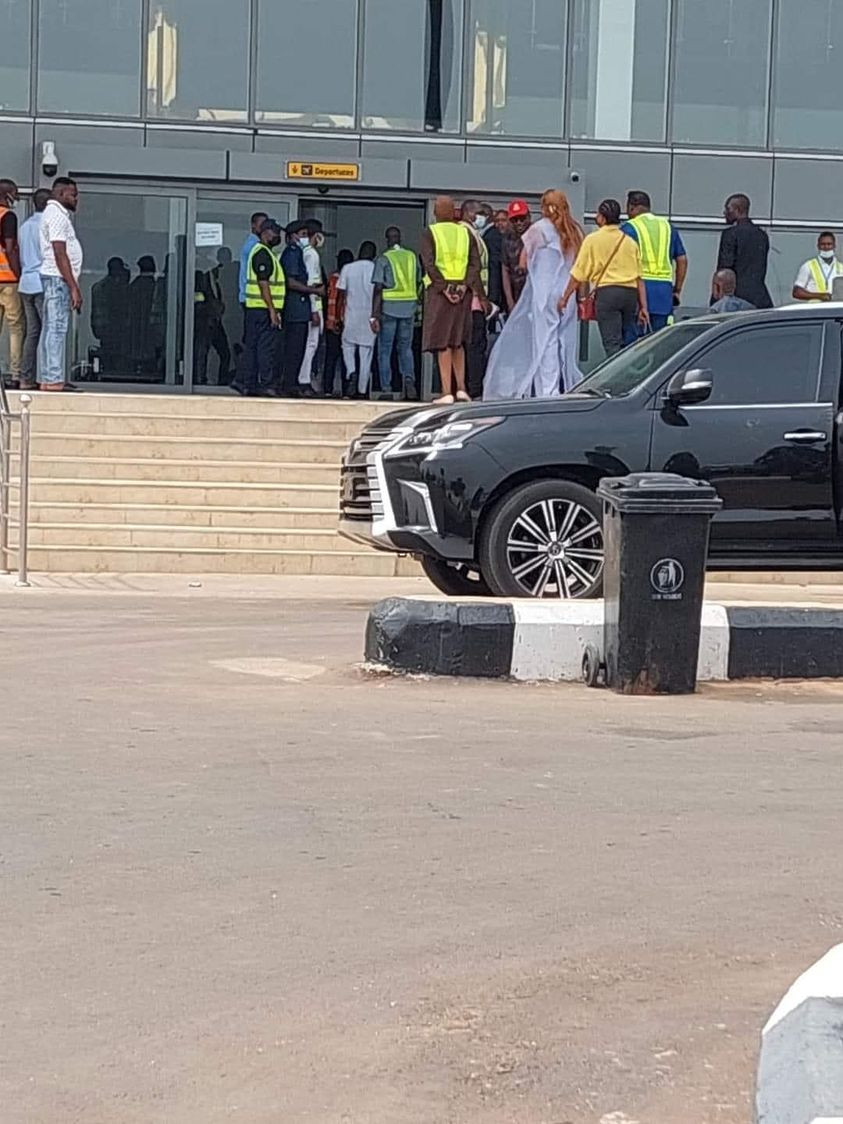 Former Anambra First Lady, Ebelechukwu Obiano spotted at the airport after her clash with Bianca Ojukwu (photo)
